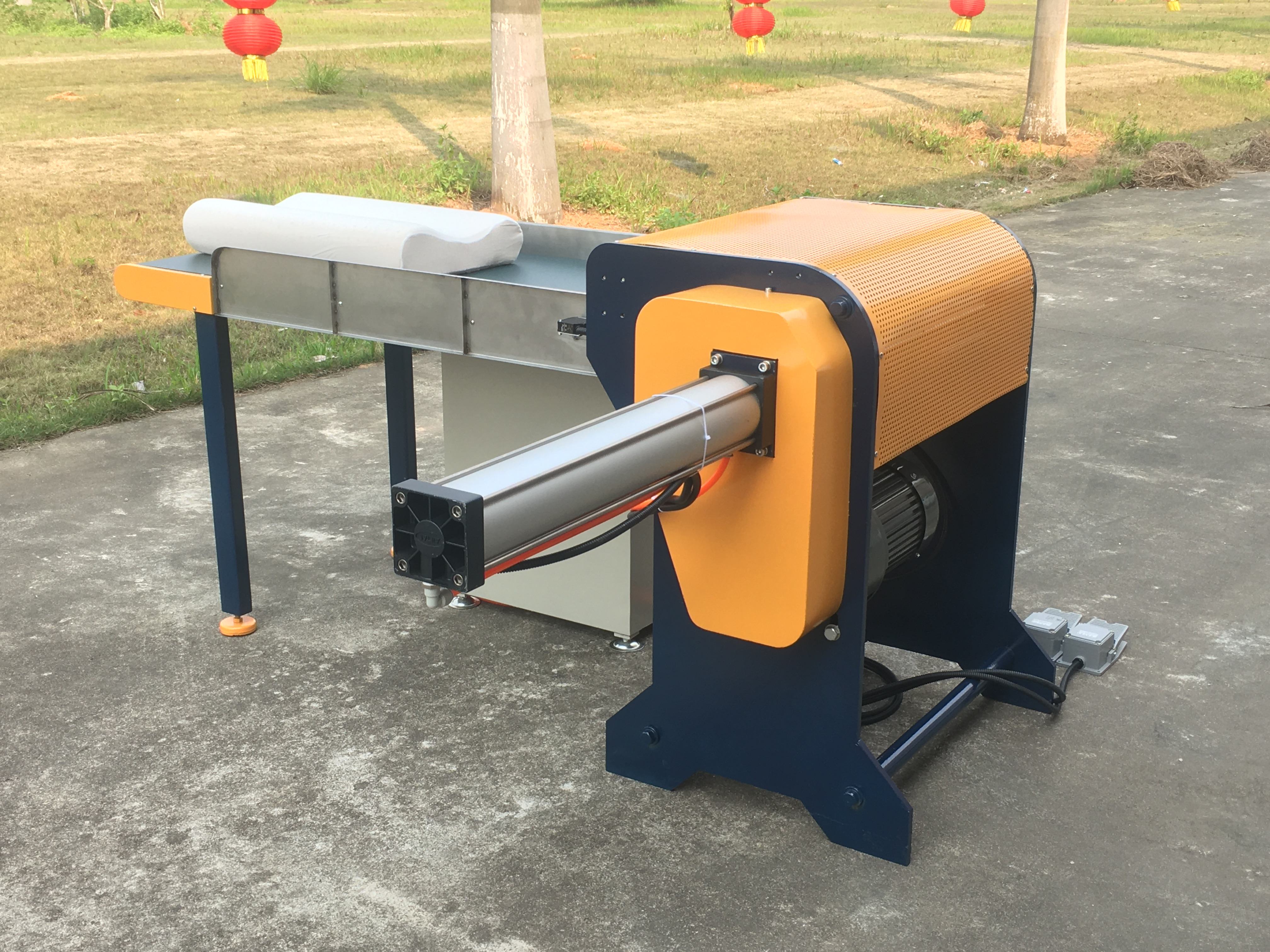 صنعت الصين آلة تعبئة لفة الوسادة تلقائيًا لتعبئة السرير في الأسطوانة