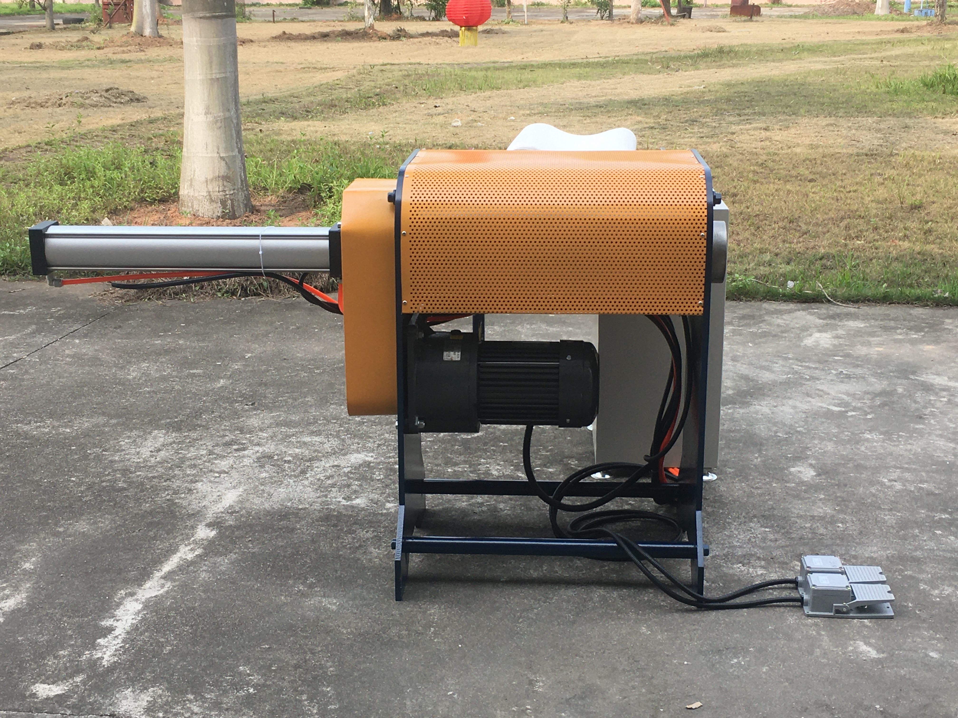 صنعت الصين آلة تعبئة لفة الوسادة تلقائيًا لتعبئة السرير في الأسطوانة