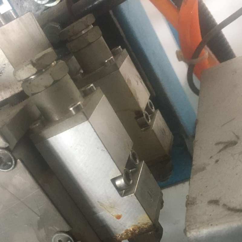 CNC HOTMELT GLUE آلة لصق المراتب البخاخ